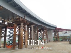 万家楼A匝道桥钢箱梁顺利完成安装